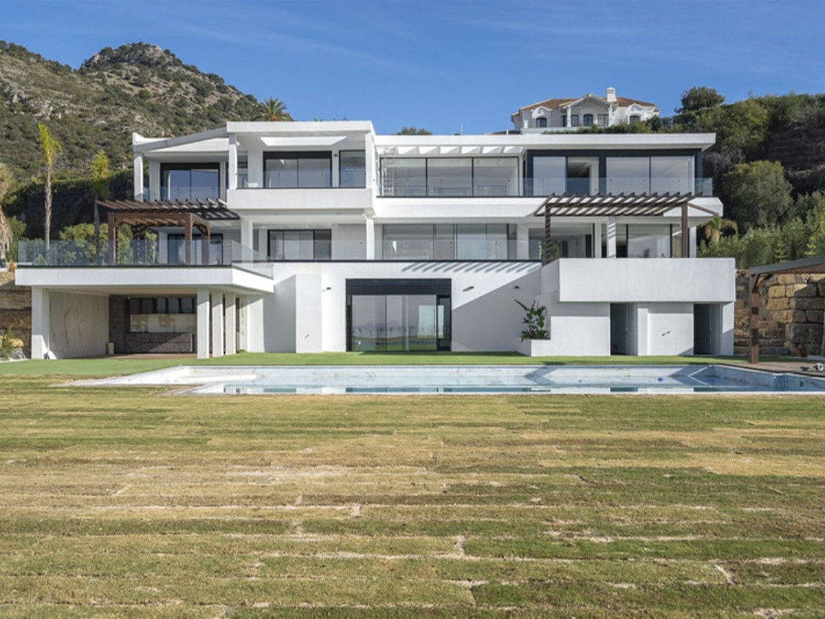 5 Bed Townhouse for sale in Benahavís Costa Del Sol, Málaga, Spain