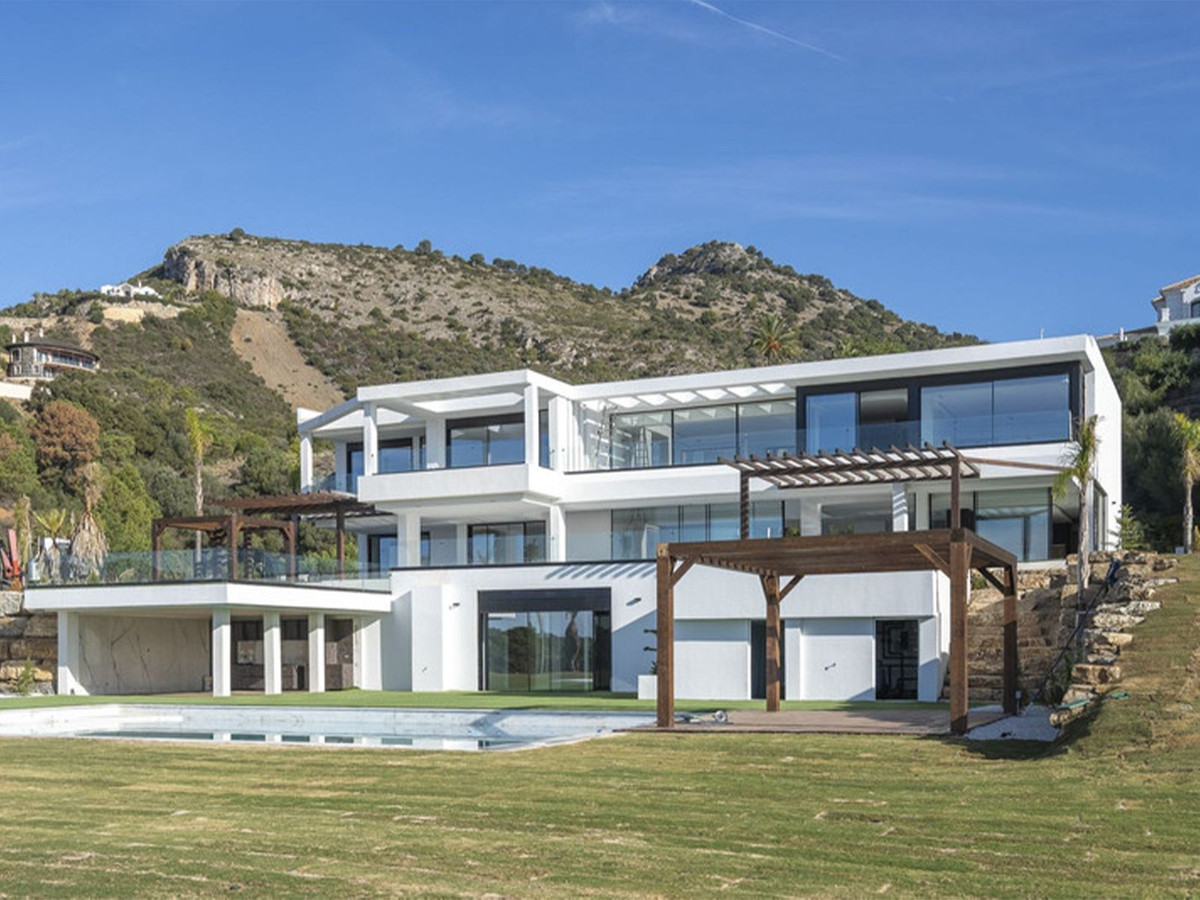 5 Bed Townhouse for sale in Benahavís Costa Del Sol, Málaga, Spain