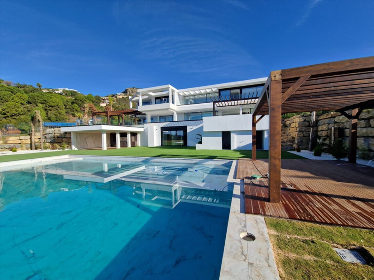 5 Bed Townhouse for sale in Benahavís Costa Del Sol, Málaga, Spain