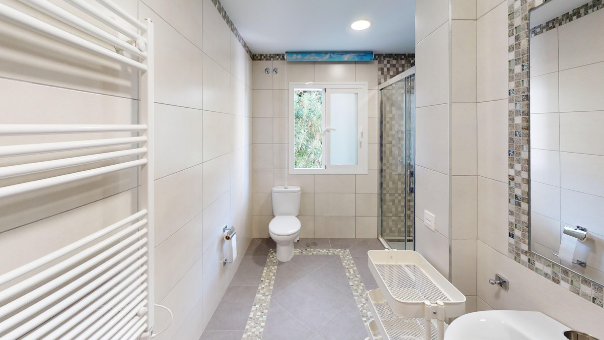 Se vende Villa - Chalet de 6 dormitorios en Costa Del Sol East, Málaga, España