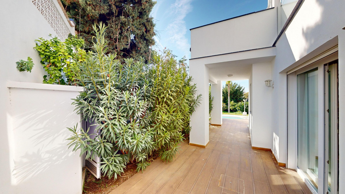 Se vende Villa - Chalet de 6 dormitorios en Costa Del Sol East, Málaga, España