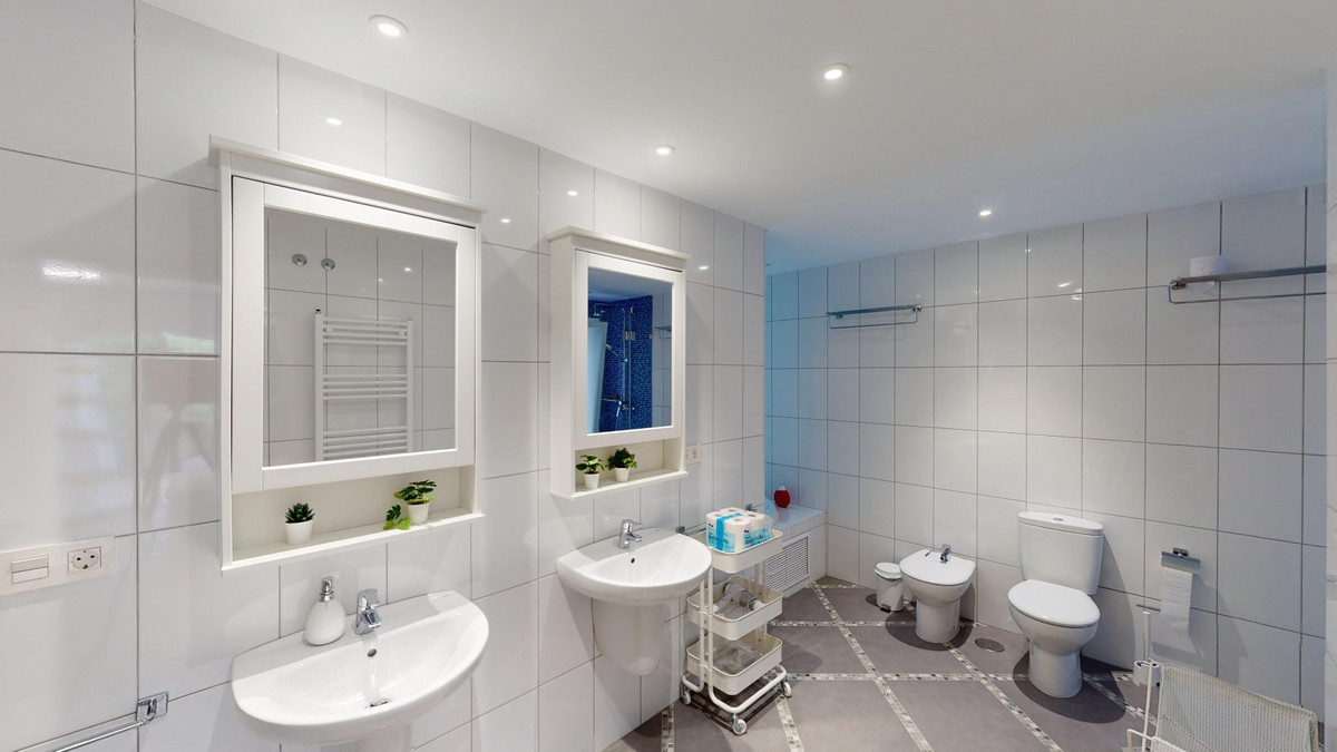 Se vende Villa - Chalet de 6 dormitorios en Costa Del Sol East, Málaga, España