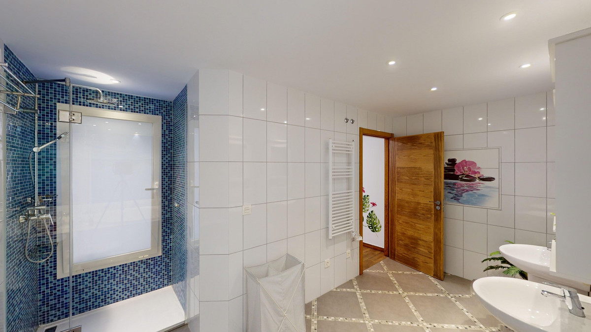 Se vende Villa - Chalet de 6 dormitorios en Costa Del Sol East, Málaga, España
