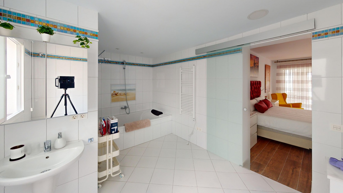 Se vende Villa - Chalet de 6 dormitorios en Costa Del Sol East, Málaga, España