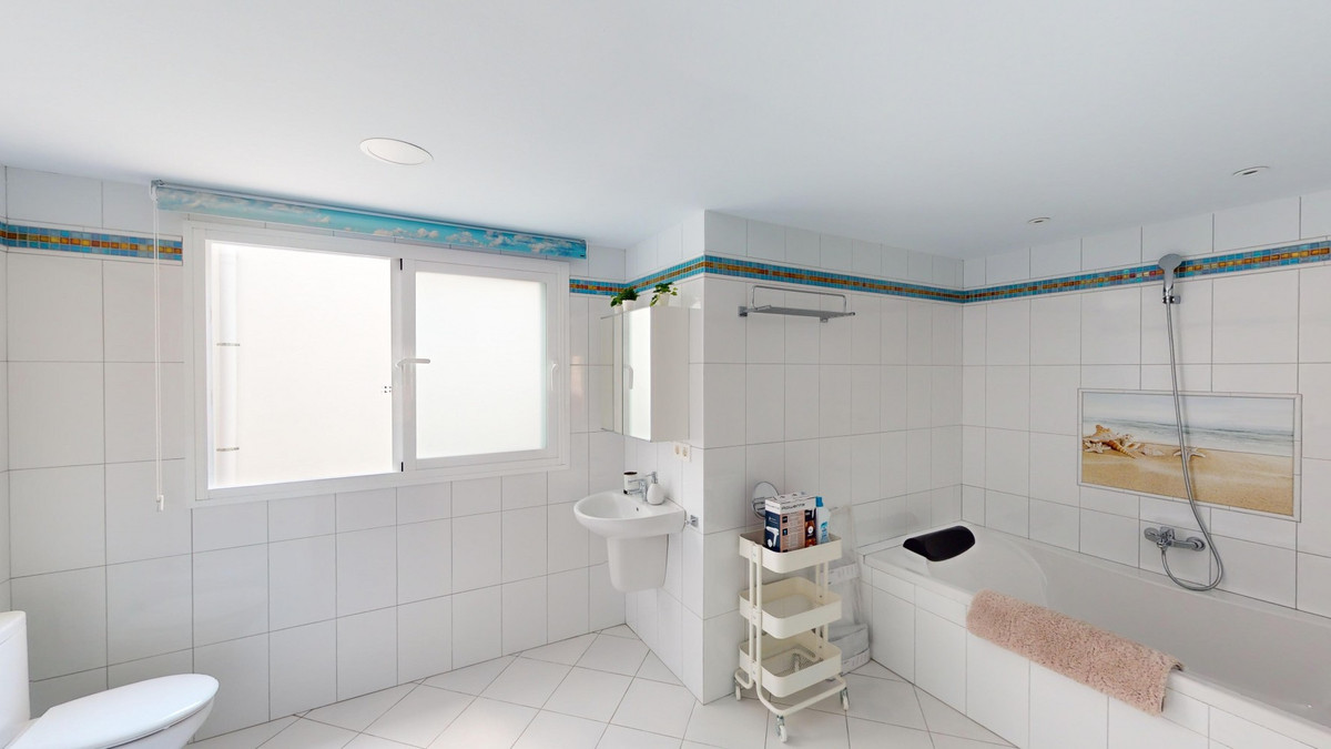 Se vende Villa - Chalet de 6 dormitorios en Costa Del Sol East, Málaga, España