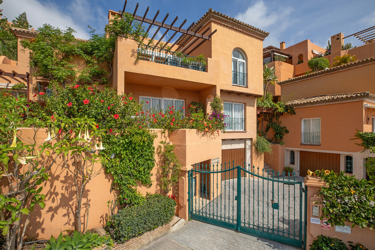 3 Bed Apartment for sale in Nueva Andalucía Costa Del Sol, Málaga, Spain