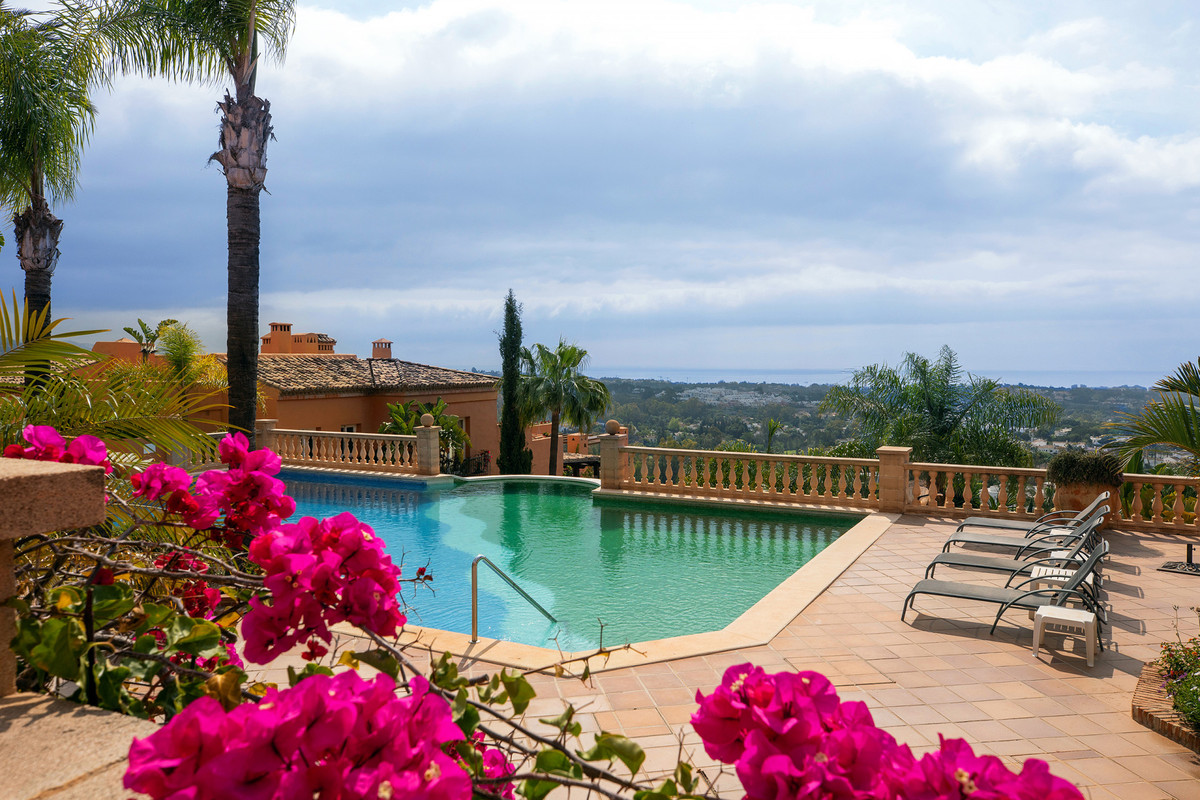3 Bed Apartment for sale in Nueva Andalucía Costa Del Sol, Málaga, Spain