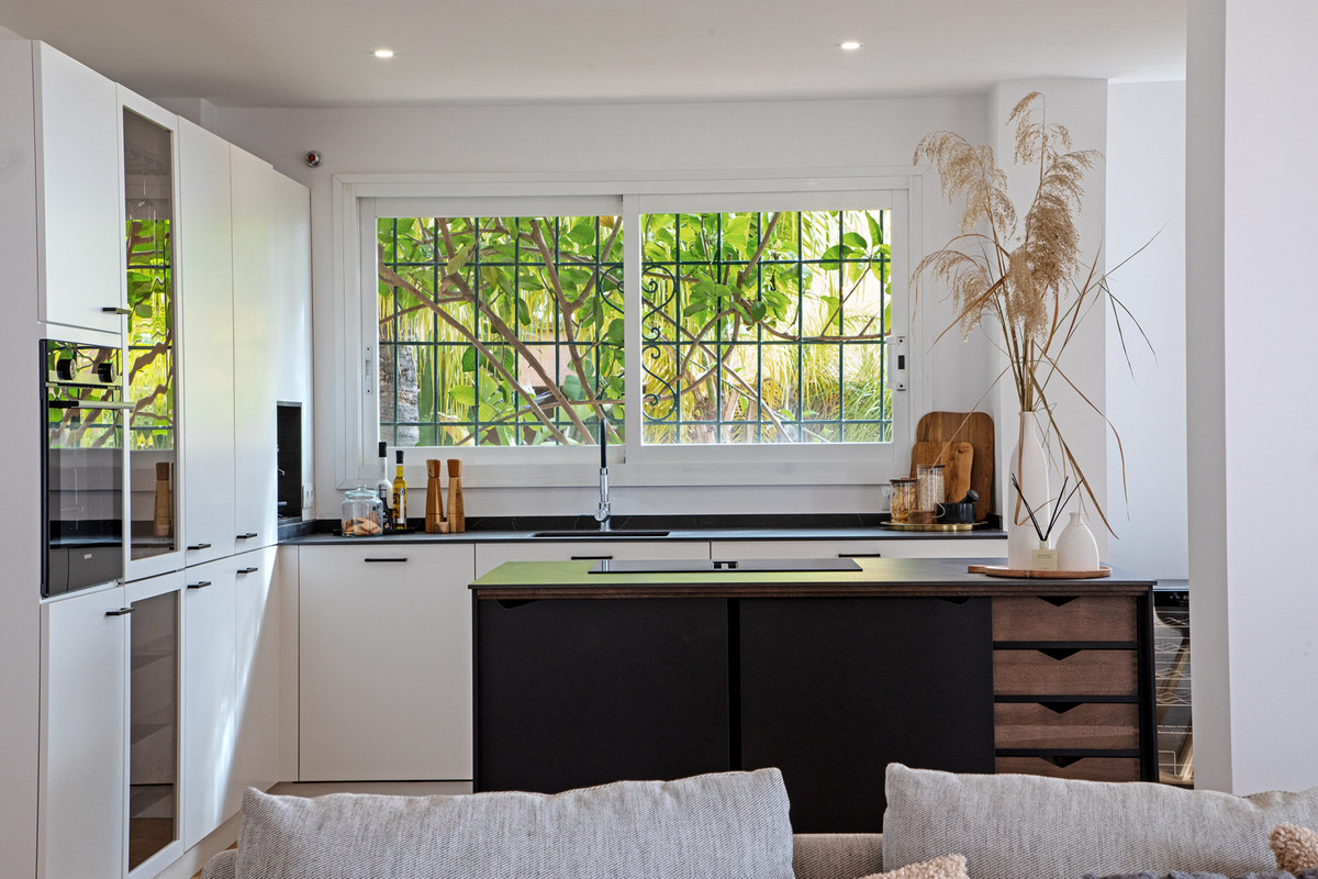 3 Bed Apartment for sale in Nueva Andalucía Costa Del Sol, Málaga, Spain