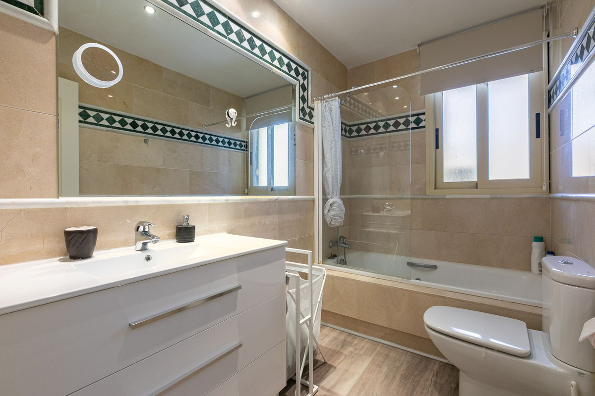 Se vende Apartamento Planta Media de 2 dormitorios en Costa Del Sol, Málaga, España