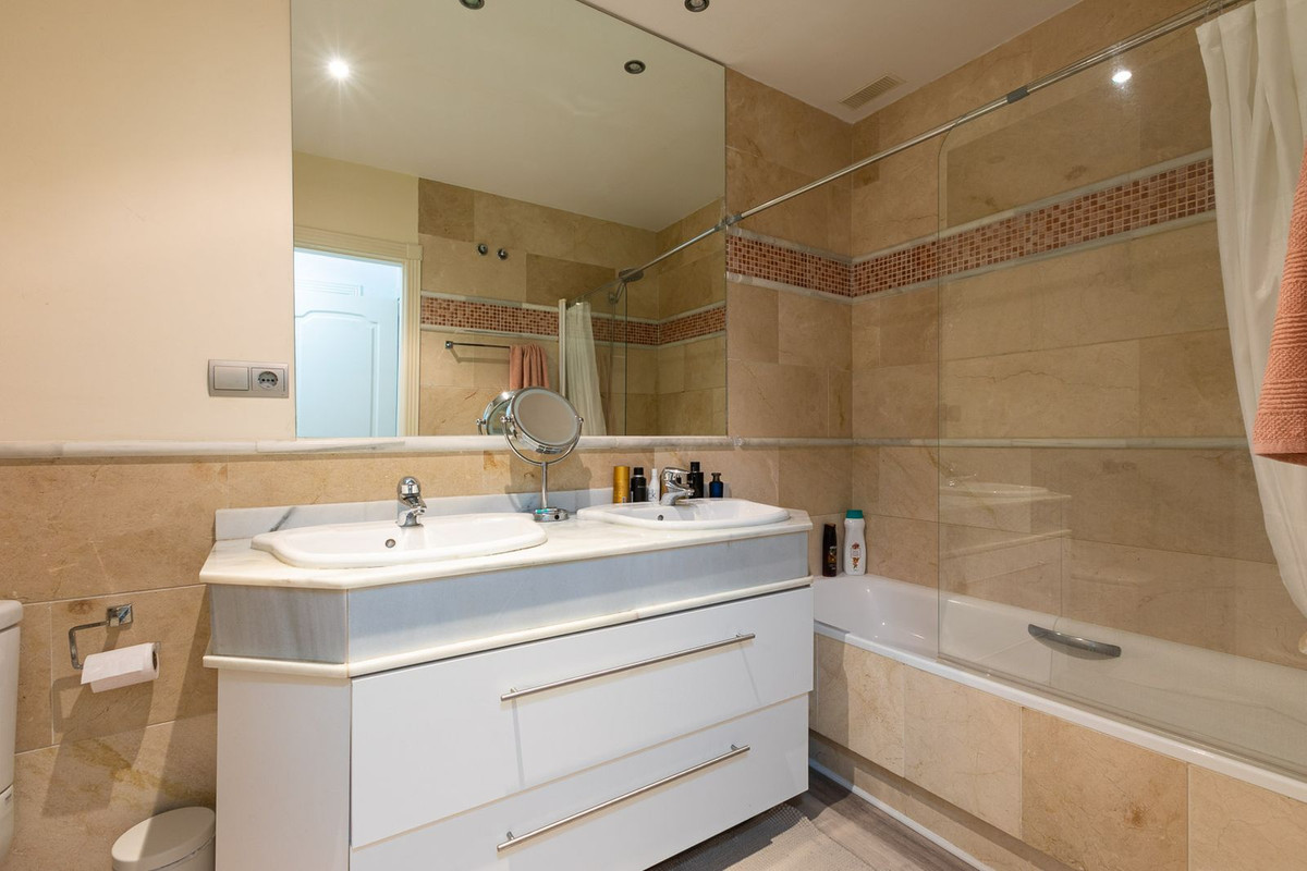 Se vende Apartamento Planta Media de 2 dormitorios en Costa Del Sol, Málaga, España