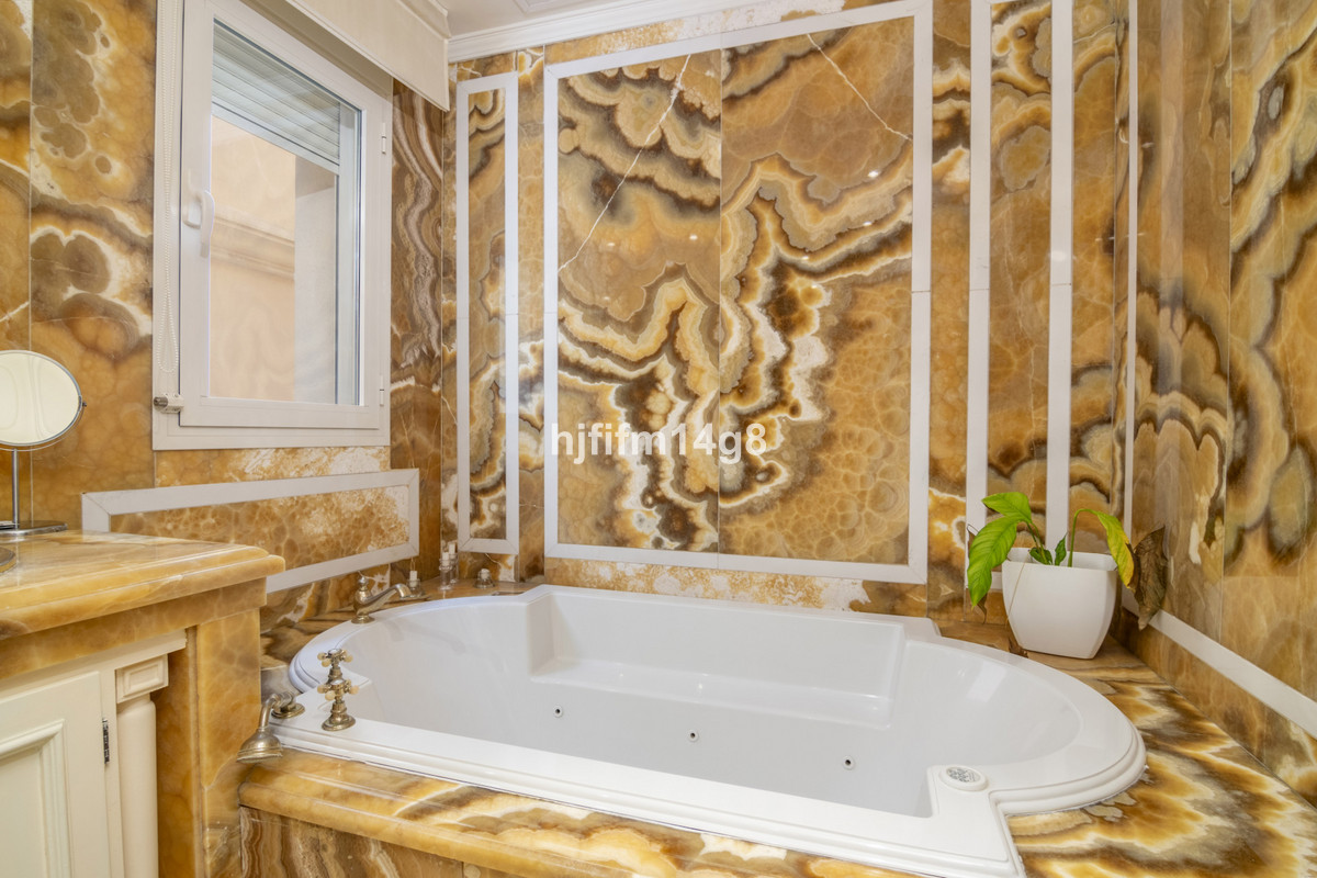 3 Bed Apartment for sale in The Golden Mile Costa Del Sol, Málaga, Spain