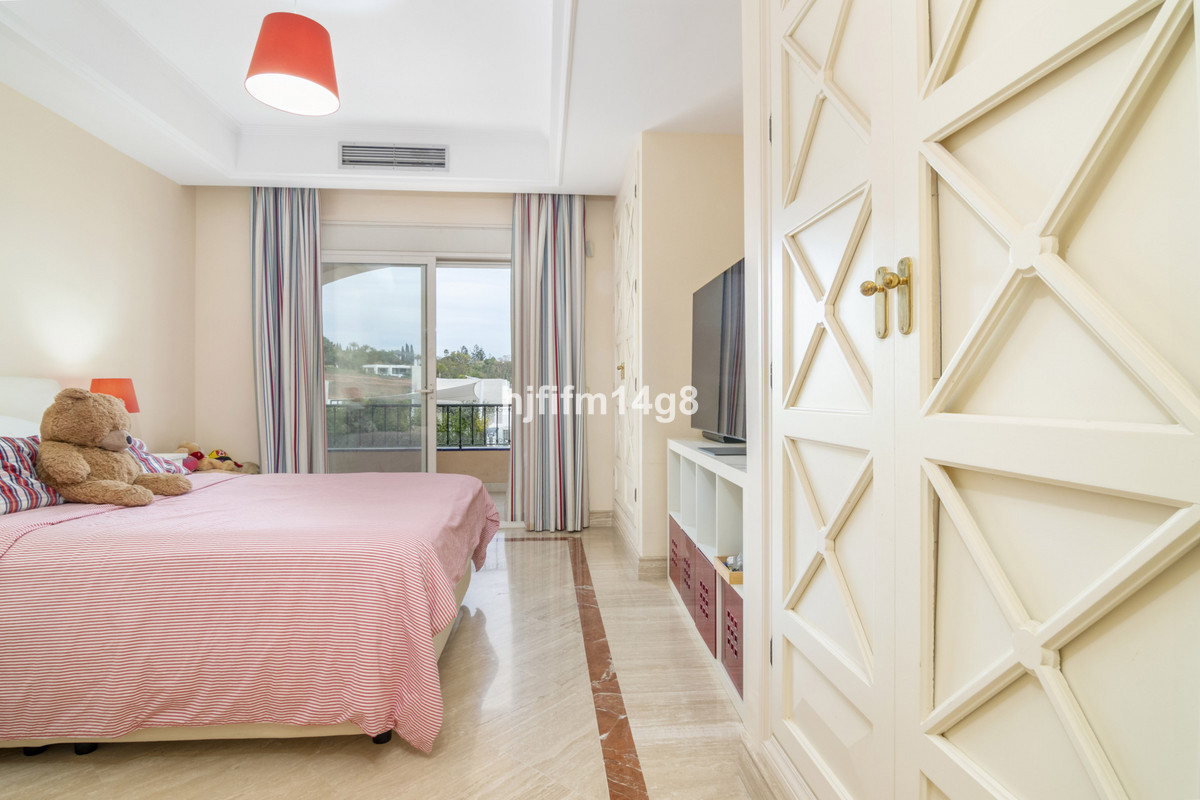 3 Bed Apartment for sale in The Golden Mile Costa Del Sol, Málaga, Spain