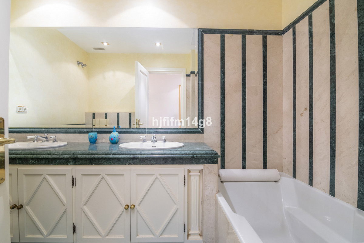 3 Bed Apartment for sale in The Golden Mile Costa Del Sol, Málaga, Spain