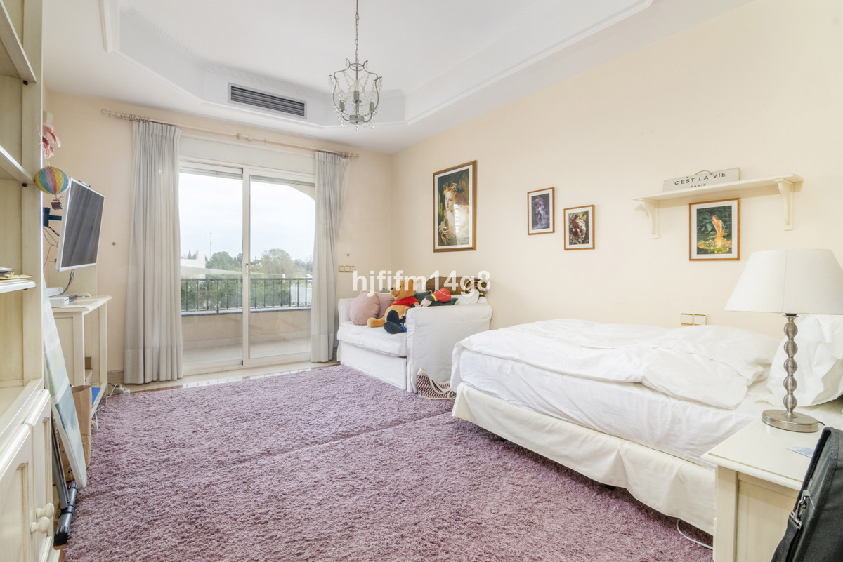 3 Bed Apartment for sale in The Golden Mile Costa Del Sol, Málaga, Spain