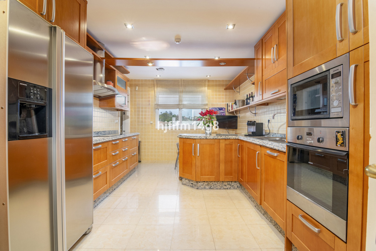 3 Bed Apartment for sale in The Golden Mile Costa Del Sol, Málaga, Spain