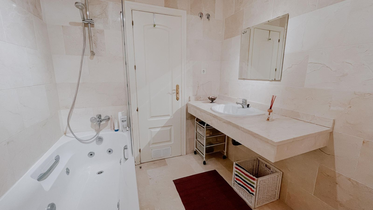 Se vende Apartamento en Planta Última de 3 dormitorios en Costa Del Sol, Málaga, España