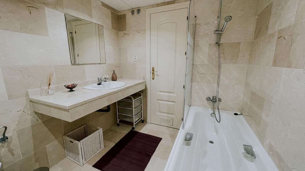 Se vende Apartamento en Planta Última de 3 dormitorios en Costa Del Sol, Málaga, España