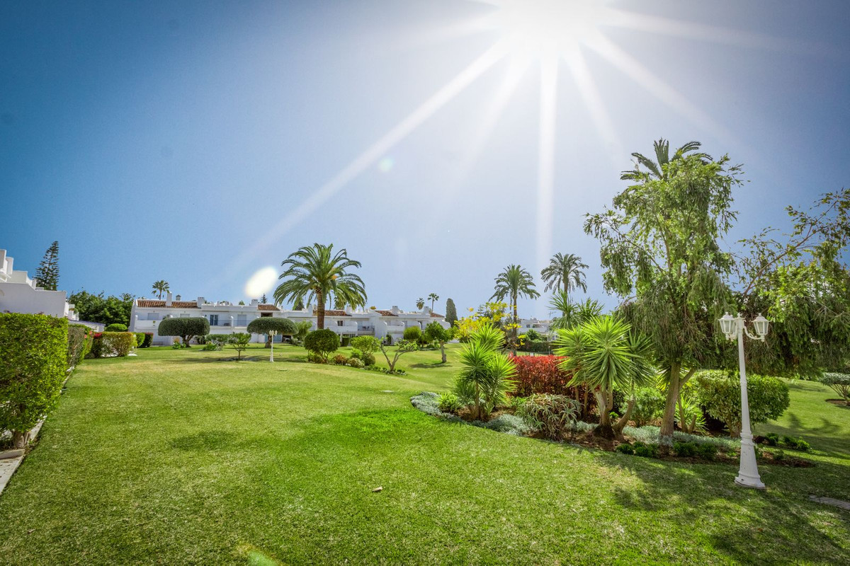 2 Bed Apartment for sale in Nueva Andalucía Costa Del Sol, Málaga, Spain