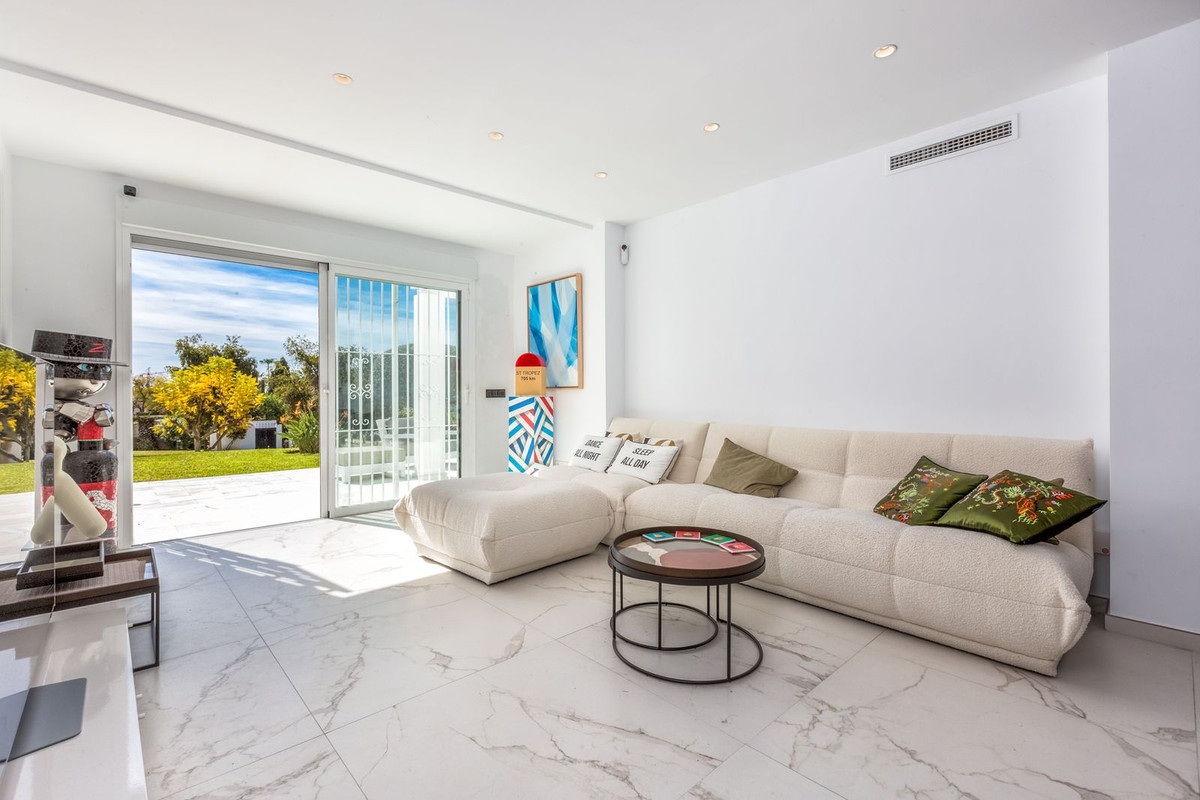 2 Bed Apartment for sale in Nueva Andalucía Costa Del Sol, Málaga, Spain