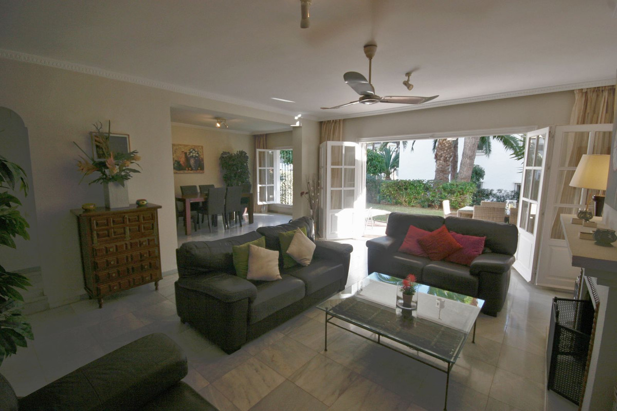3 Bed Apartment for sale in Estepona Costa Del Sol, Málaga, Spain