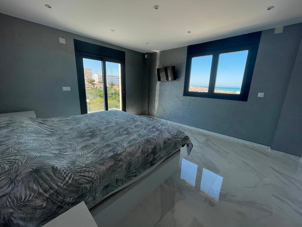 Se vende Villa - Chalet de 5 dormitorios en Costa Blanca, Alicante, España