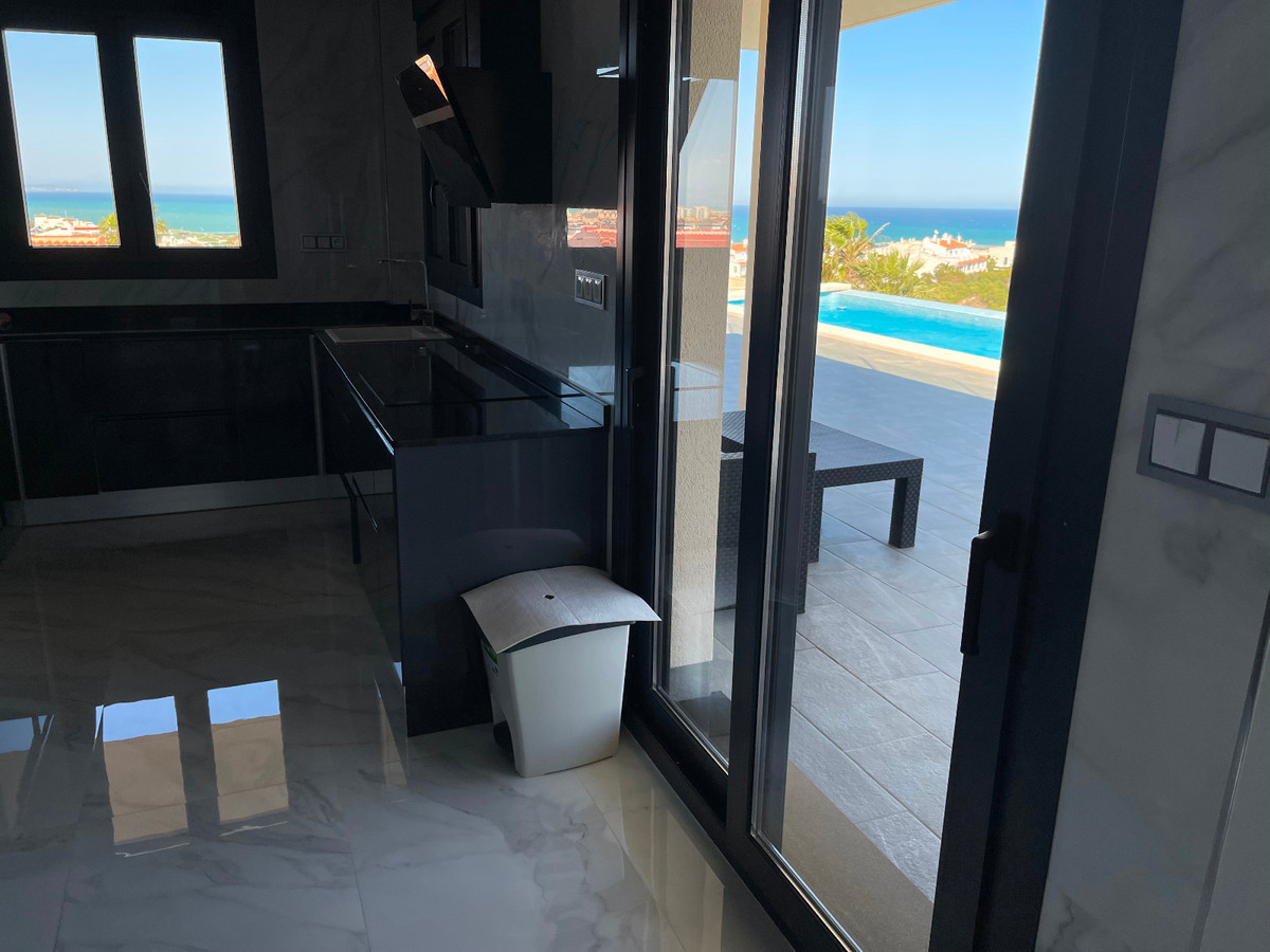 Se vende Villa - Chalet de 5 dormitorios en Costa Blanca, Alicante, España