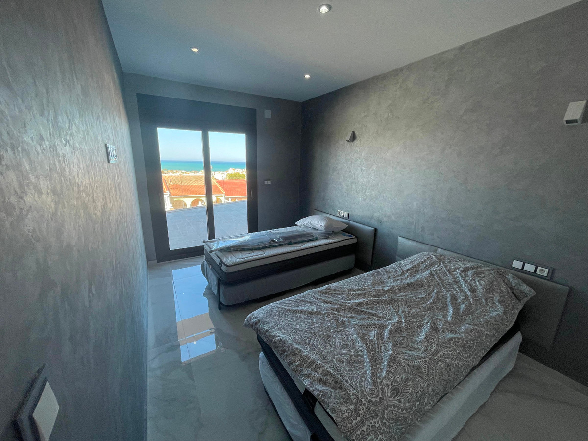 Se vende Villa - Chalet de 5 dormitorios en Costa Blanca, Alicante, España