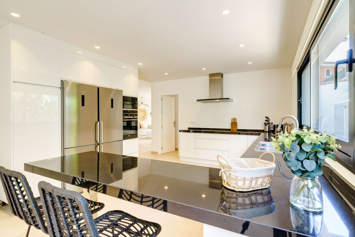 Se vende Villa - Chalet de 6 dormitorios en Costa Del Sol, Málaga, España