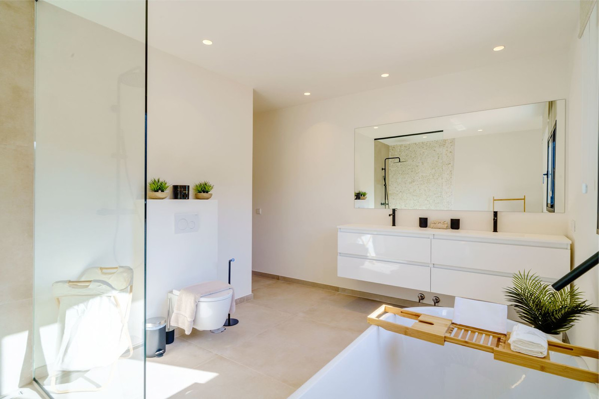 Se vende Villa - Chalet de 6 dormitorios en Costa Del Sol, Málaga, España