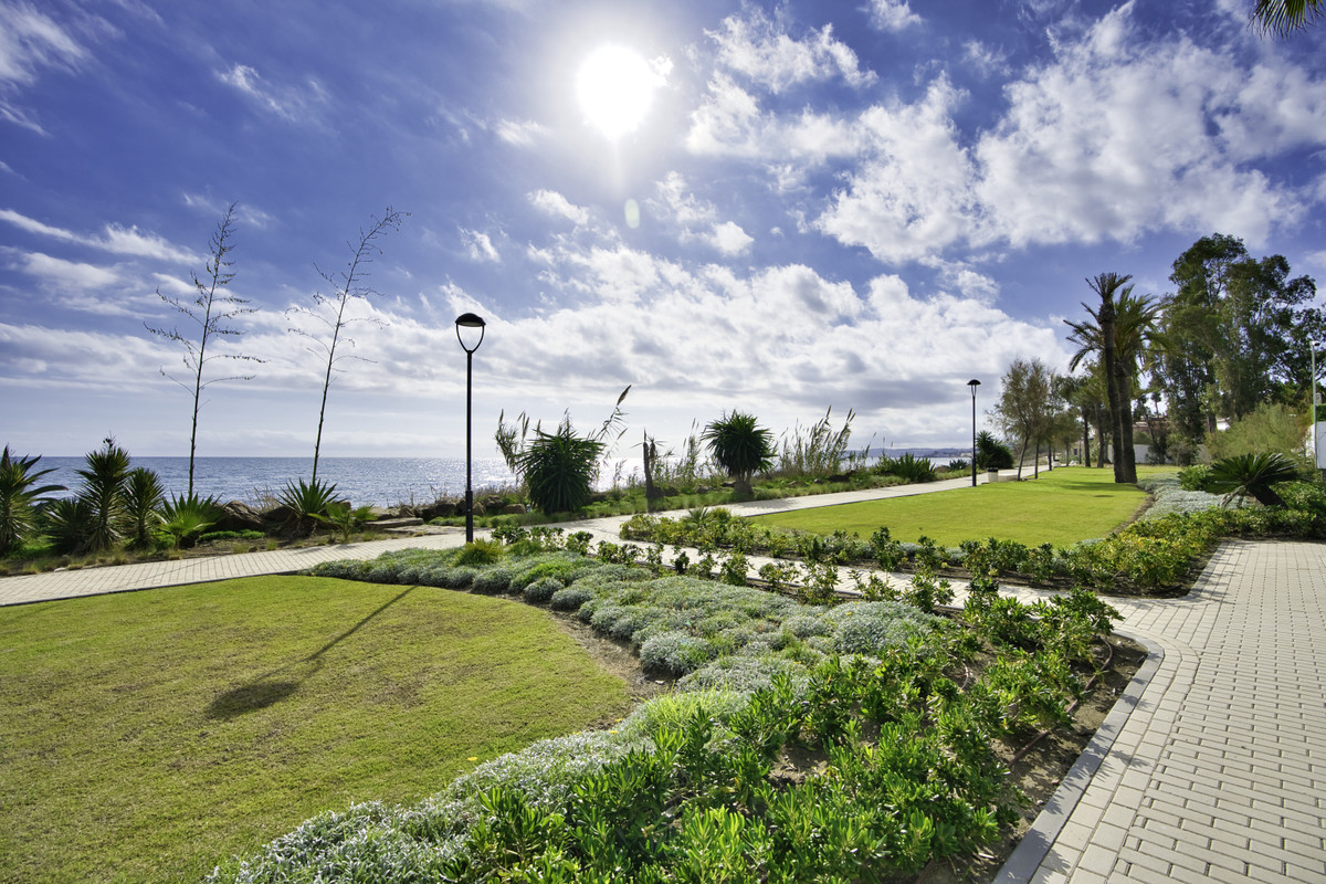 4 Bed Townhouse for sale in Estepona Costa Del Sol, Málaga, Spain