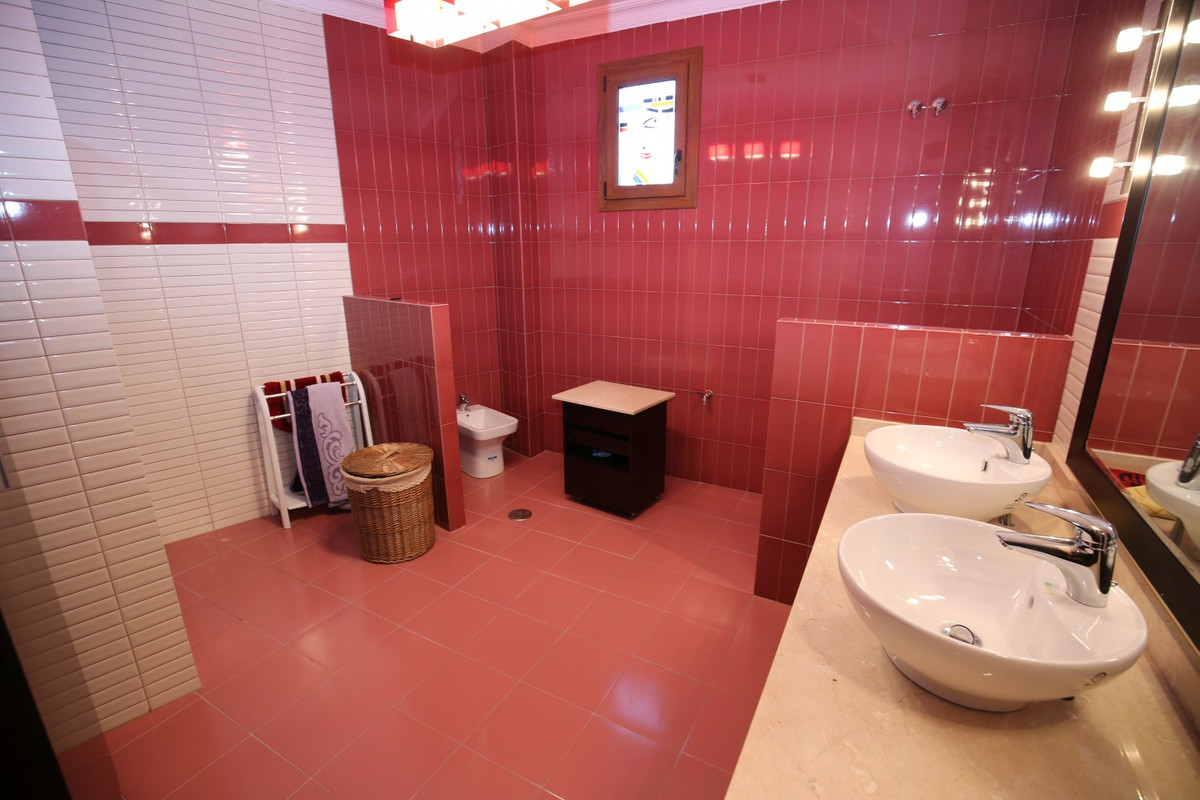 6 Bed Townhouse for sale in Benamargosa Costa Del Sol East, Málaga, Spain