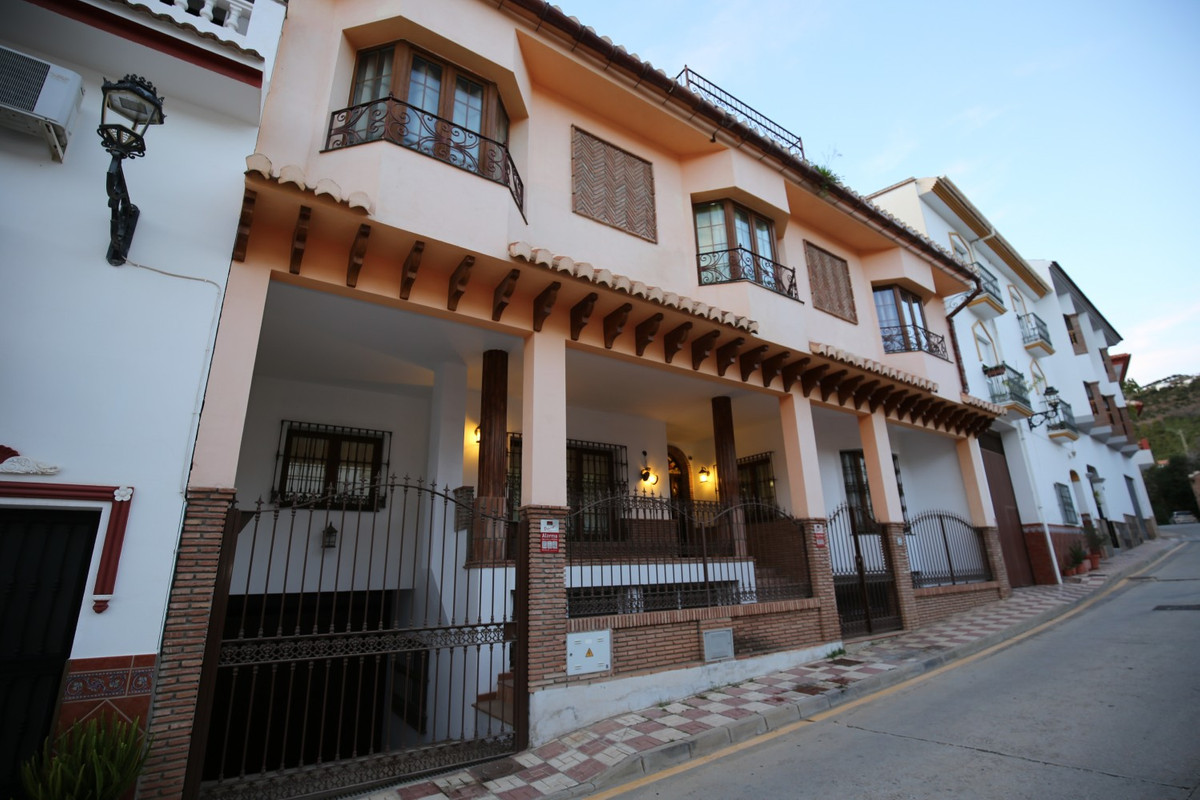 6 Bed Townhouse for sale in Benamargosa Costa Del Sol East, Málaga, Spain