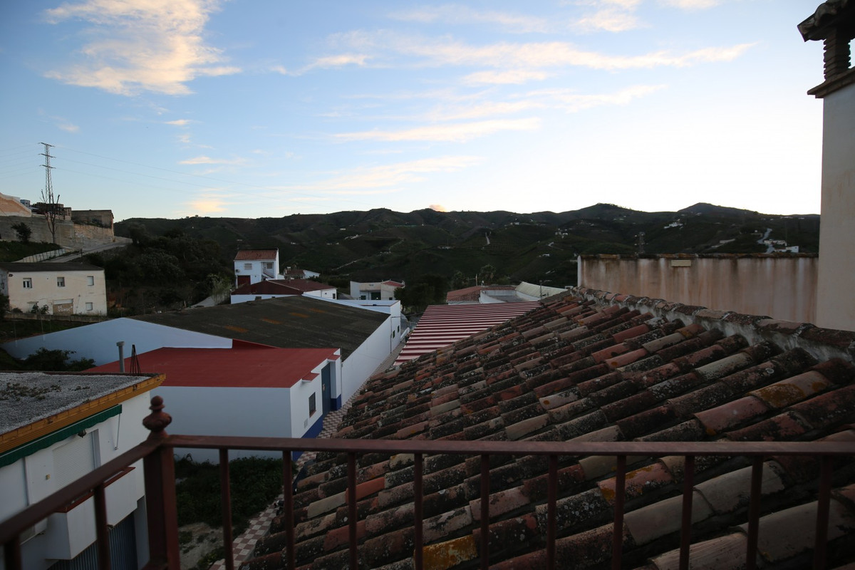 6 Bed Townhouse for sale in Benamargosa Costa Del Sol East, Málaga, Spain