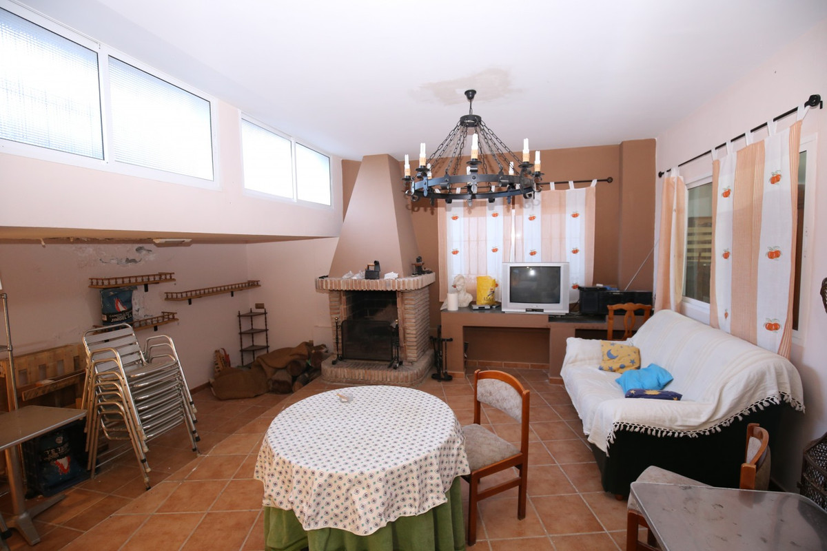 6 Bed Townhouse for sale in Benamargosa Costa Del Sol East, Málaga, Spain