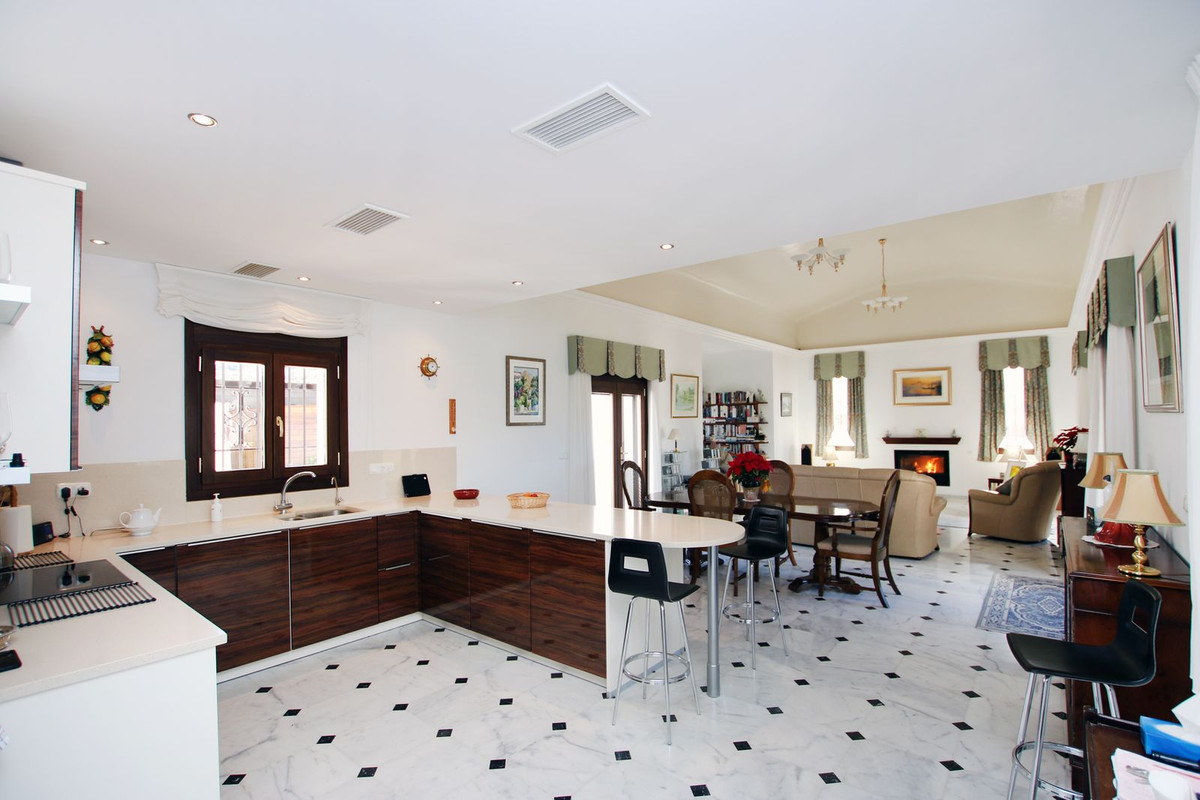 5 Bed Townhouse for sale in Ronda Costa Del Sol, Málaga, Spain