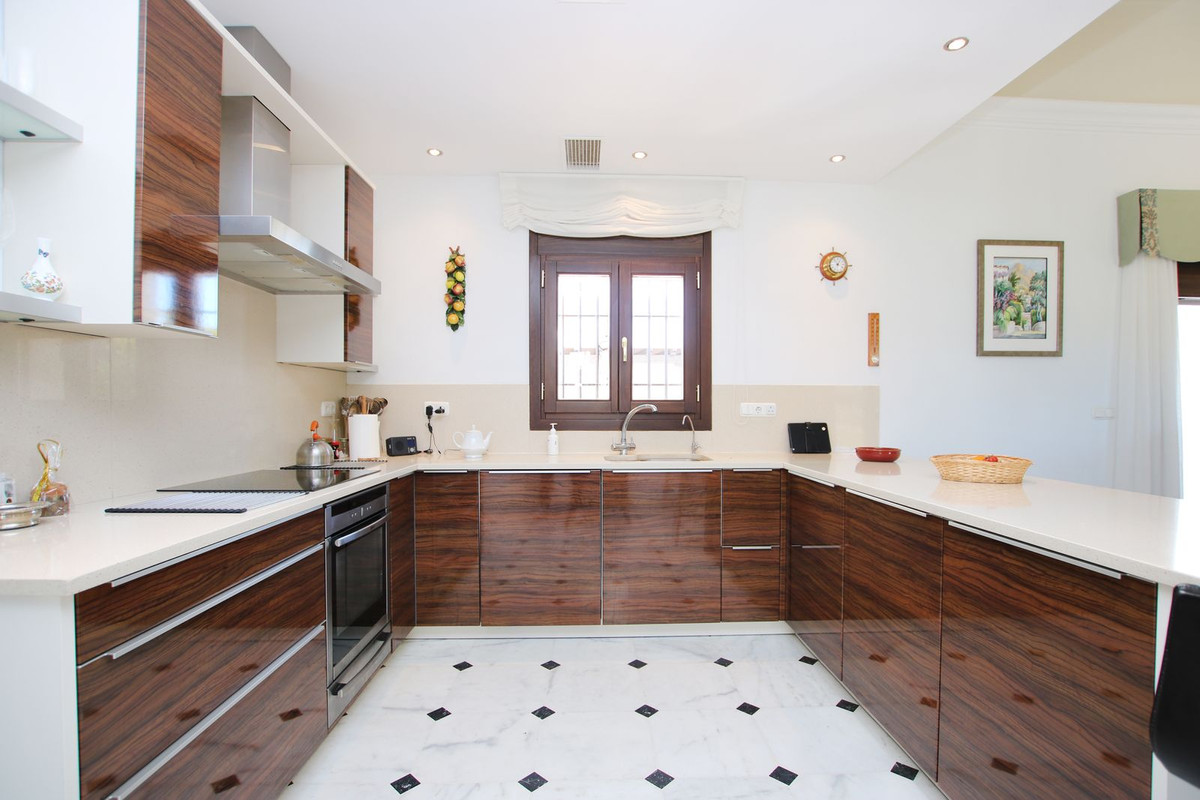 5 Bed Townhouse for sale in Ronda Costa Del Sol, Málaga, Spain