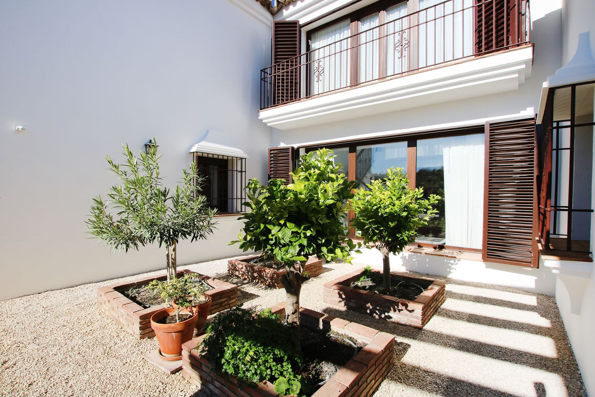 5 Bed Townhouse for sale in Ronda Costa Del Sol, Málaga, Spain