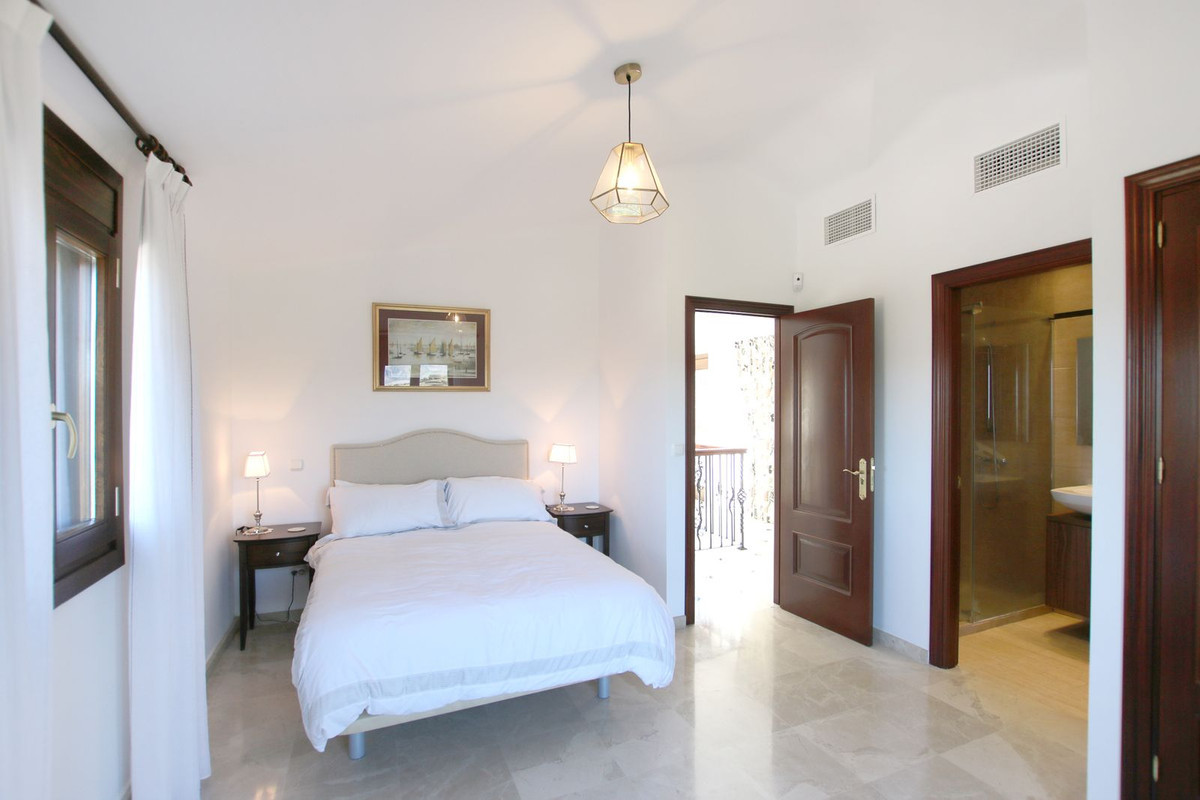 5 Bed Townhouse for sale in Ronda Costa Del Sol, Málaga, Spain
