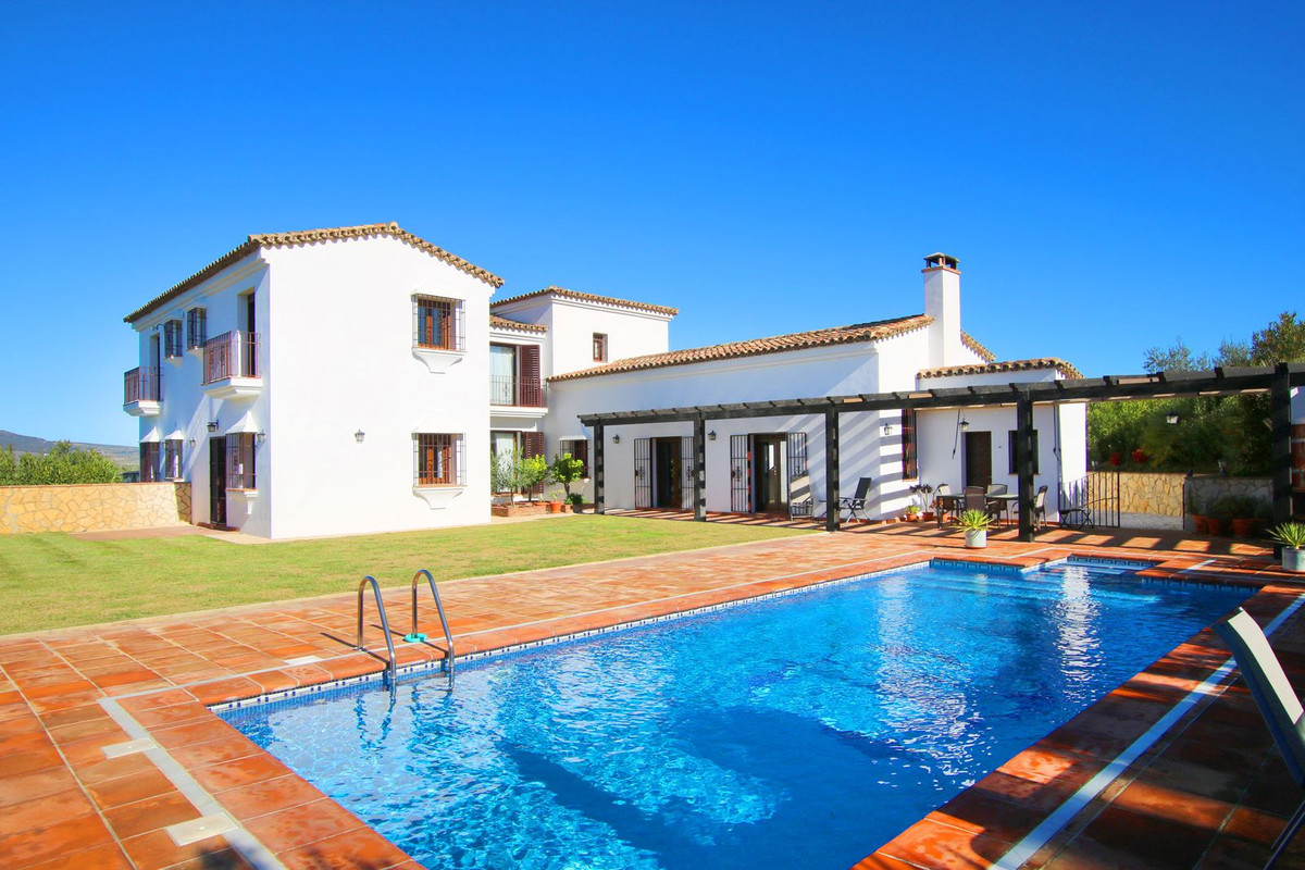5 Bed Townhouse for sale in Ronda Costa Del Sol, Málaga, Spain