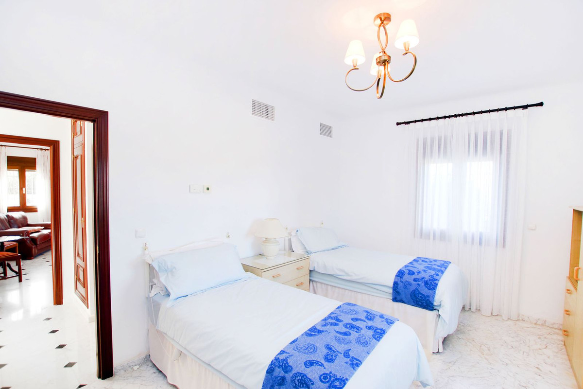 5 Bed Townhouse for sale in Ronda Costa Del Sol, Málaga, Spain
