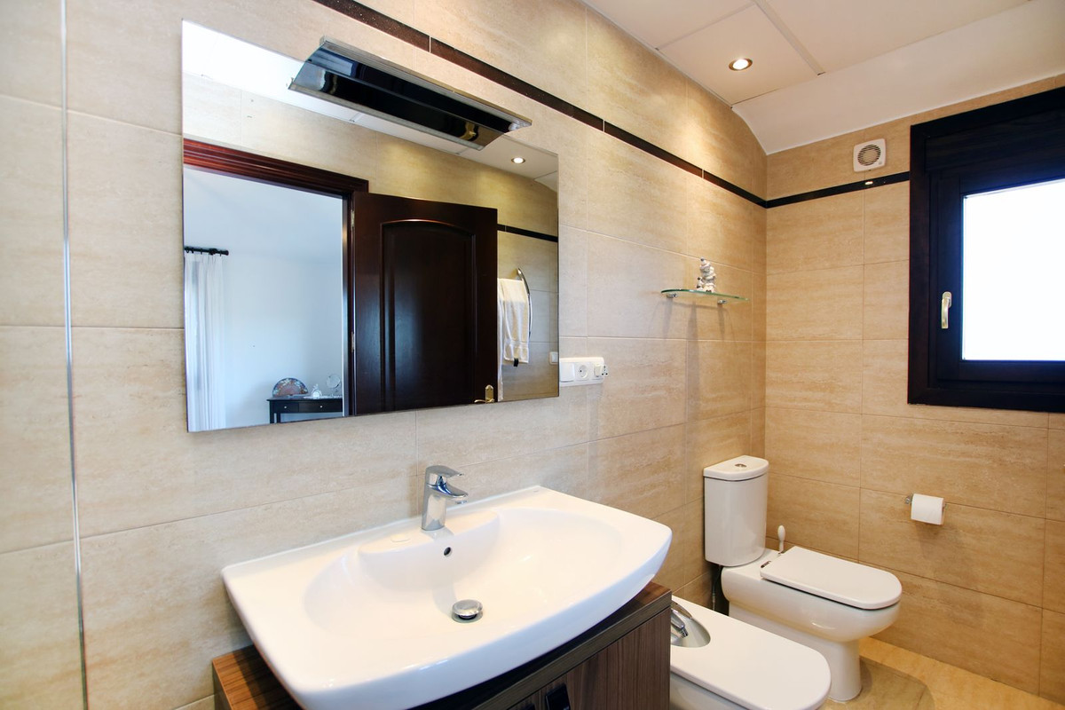 5 Bed Townhouse for sale in Ronda Costa Del Sol, Málaga, Spain