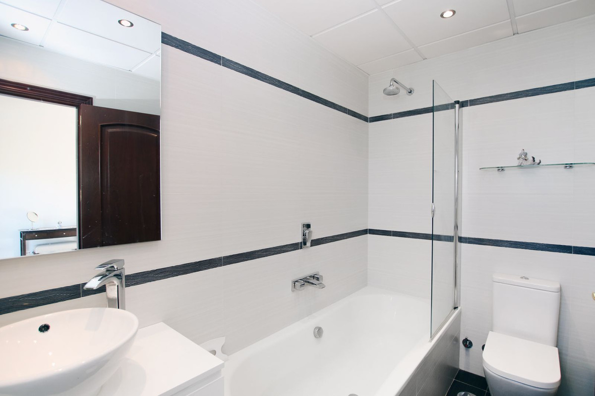 5 Bed Townhouse for sale in Ronda Costa Del Sol, Málaga, Spain