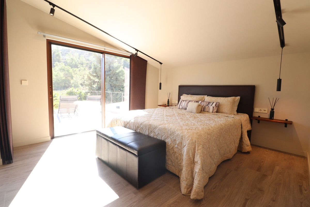 5 Bed Townhouse for sale in Aspe Costa Blanca, Alicante, Spain