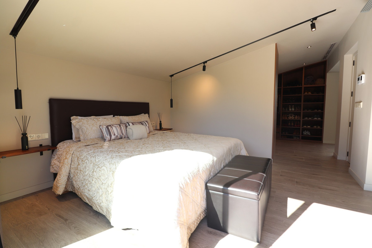 5 Bed Townhouse for sale in Aspe Costa Blanca, Alicante, Spain