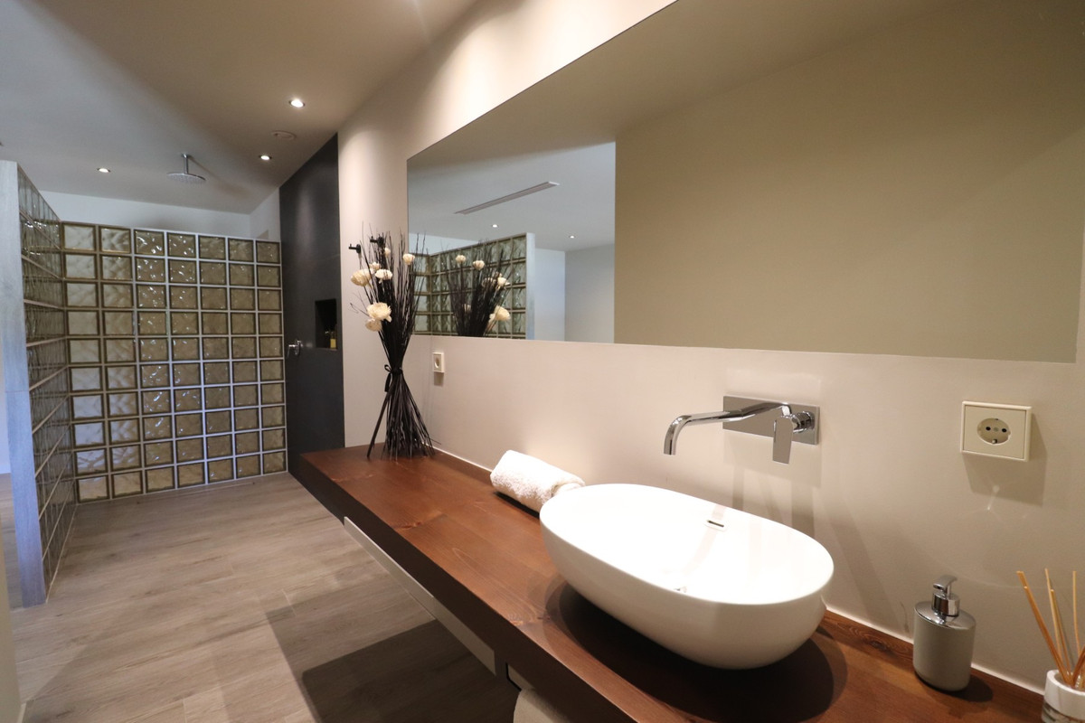 5 Bed Townhouse for sale in Aspe Costa Blanca, Alicante, Spain