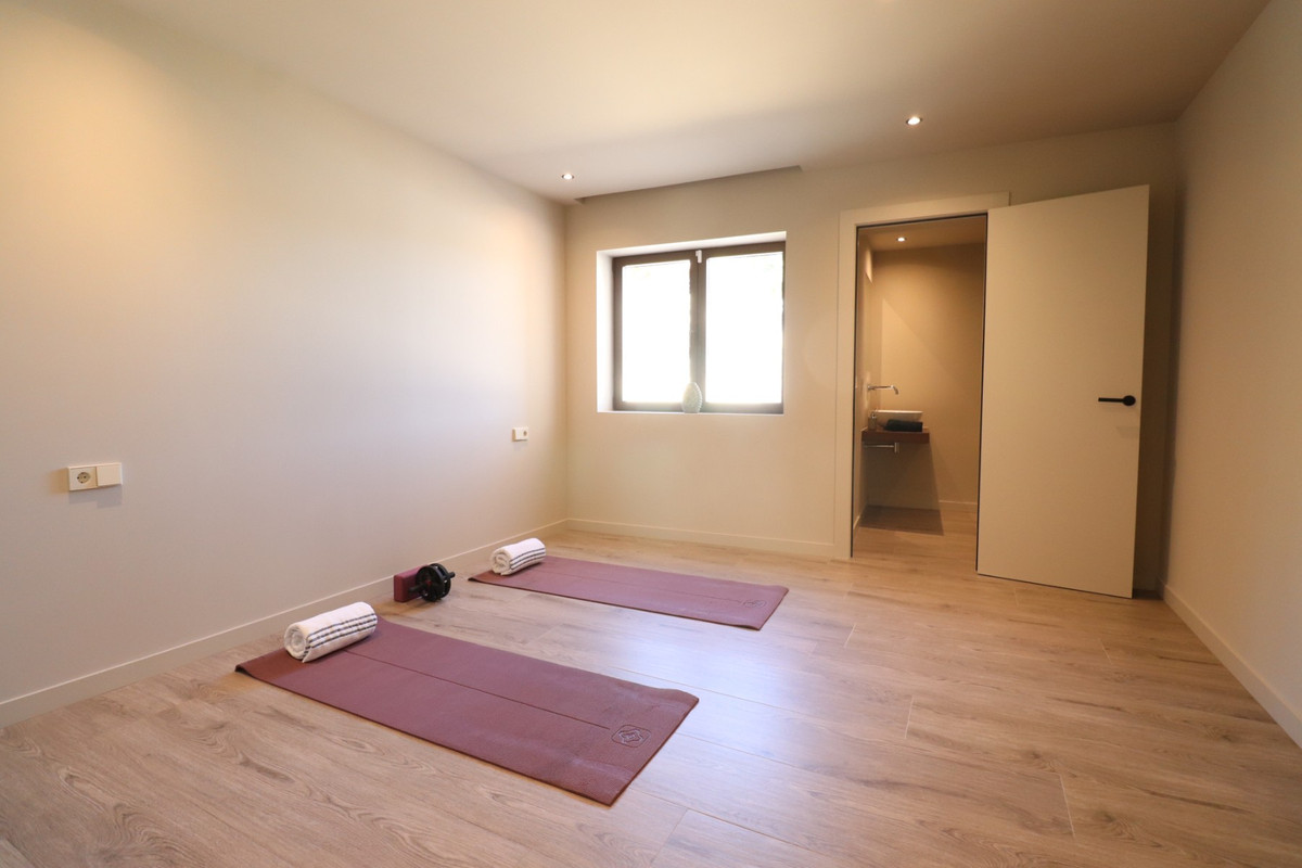 5 Bed Townhouse for sale in Aspe Costa Blanca, Alicante, Spain