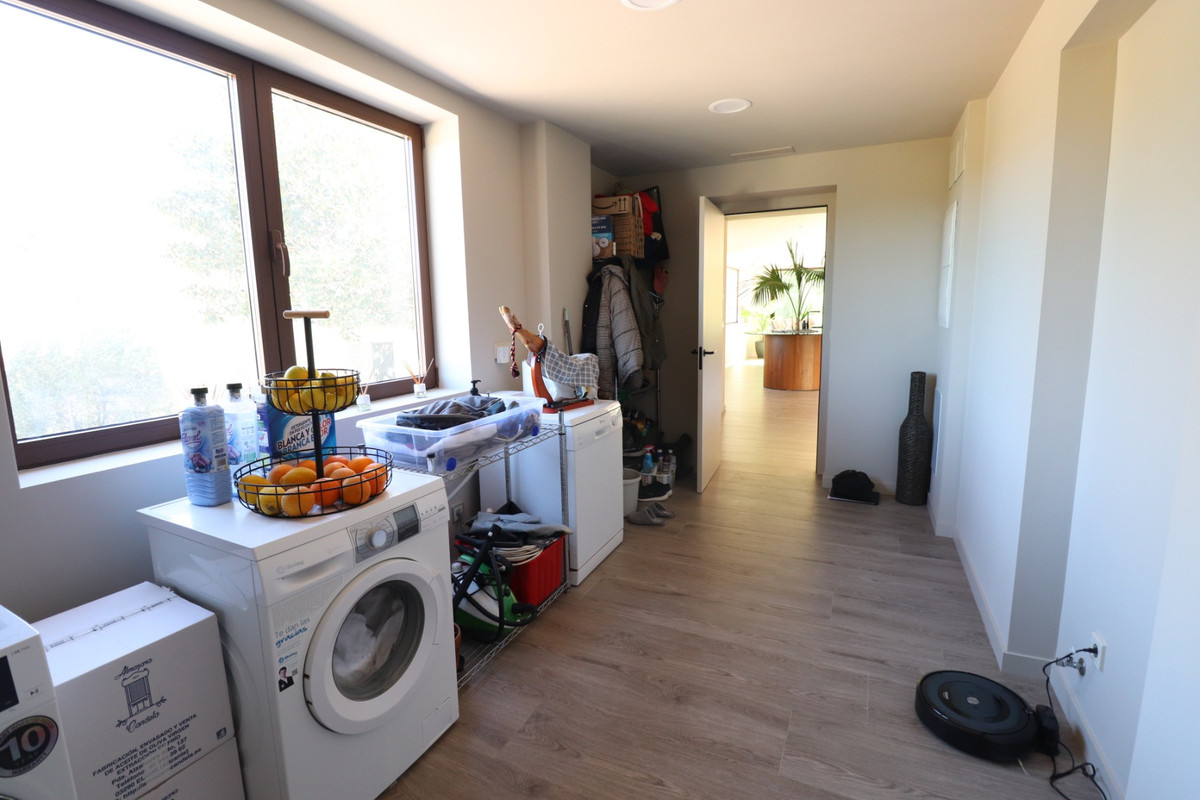 5 Bed Townhouse for sale in Aspe Costa Blanca, Alicante, Spain