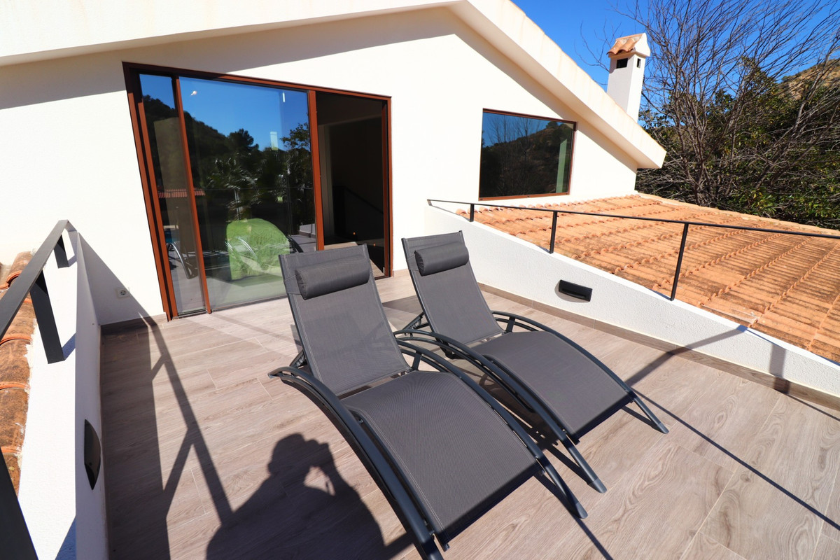5 Bed Townhouse for sale in Aspe Costa Blanca, Alicante, Spain