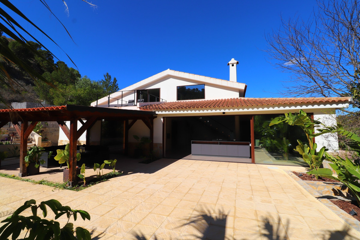 5 Bed Townhouse for sale in Aspe Costa Blanca, Alicante, Spain