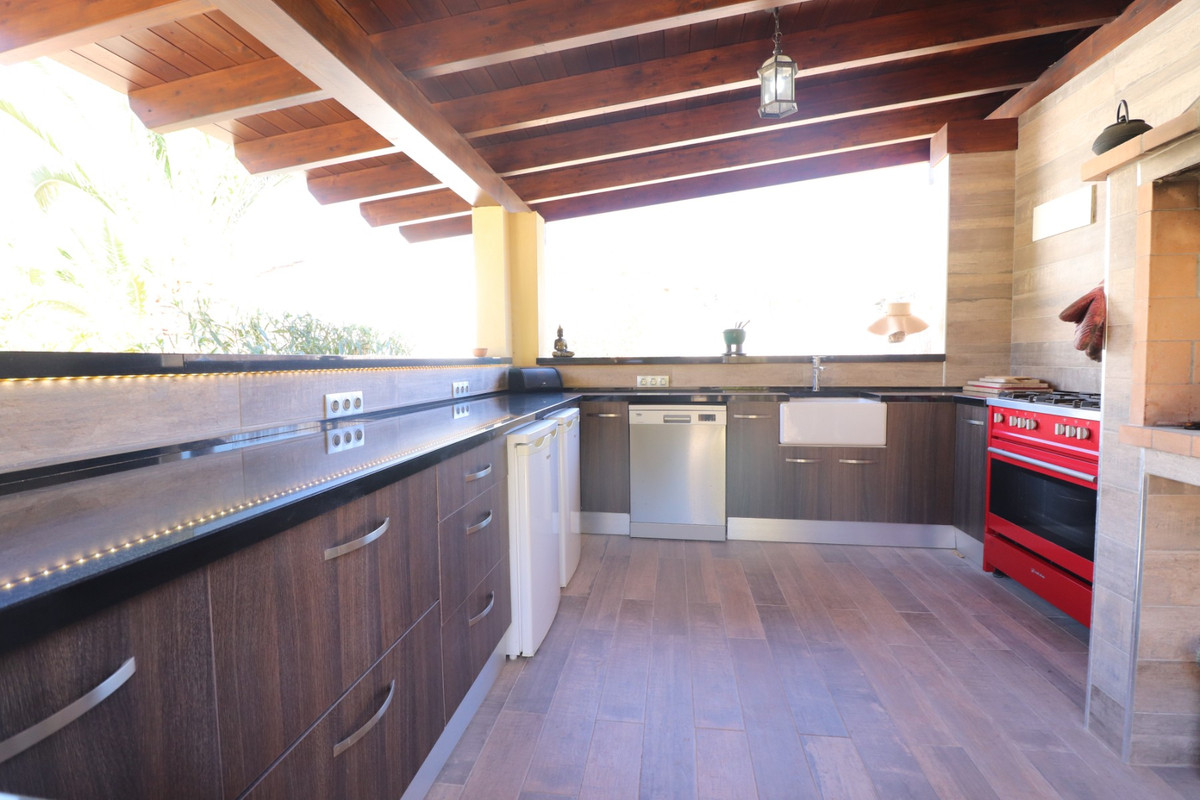 5 Bed Townhouse for sale in Aspe Costa Blanca, Alicante, Spain